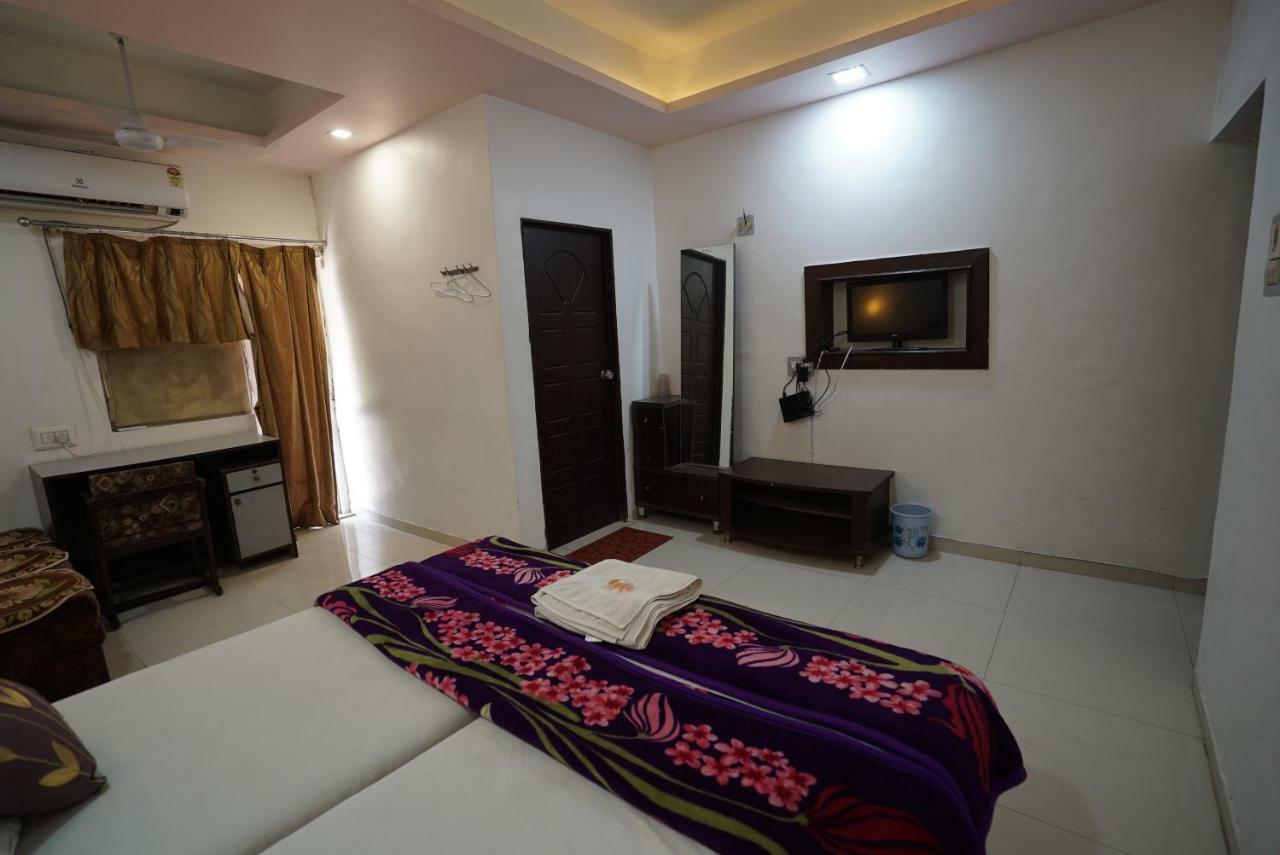Hotel Royal Ahmedabad Exterior photo